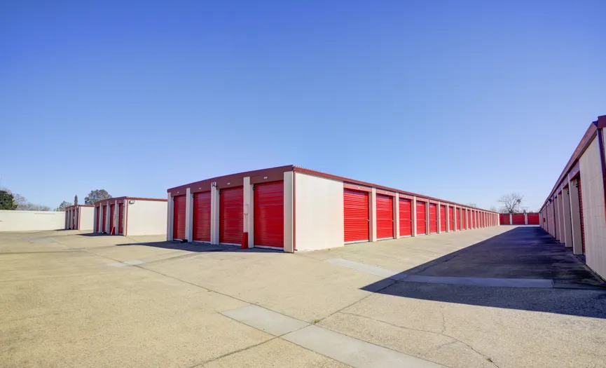 Outdoor drive up storage units at Security Public Storage on Fruitridge Rd in Sacramento CA serving South Sacramento neighborhoods